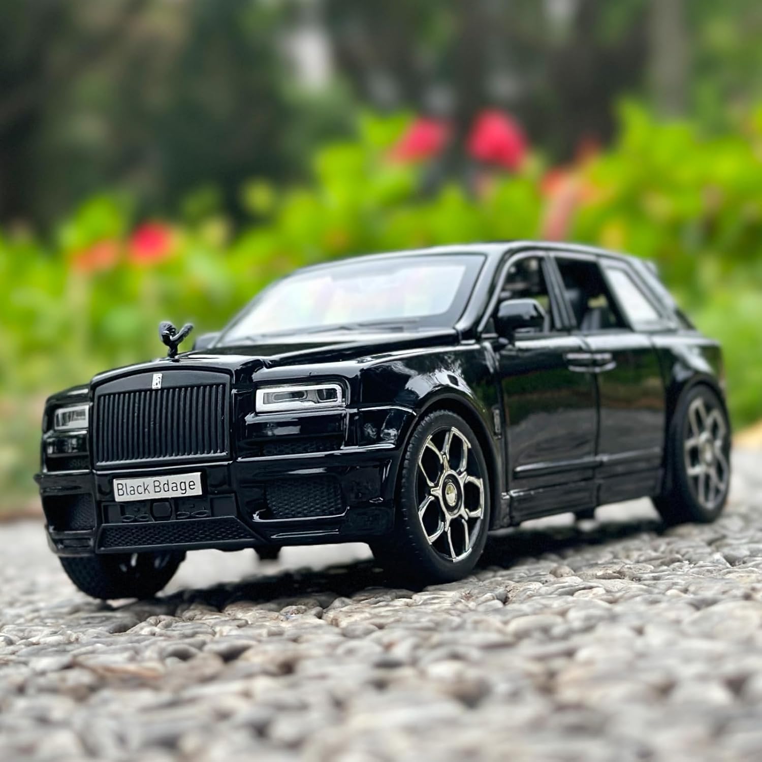 1:32 Die-Cast Estate SUV Model with Display Case, Lights and Sound
